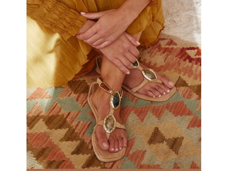 Sandalia de dedo Alma Pena color beige para mujer.